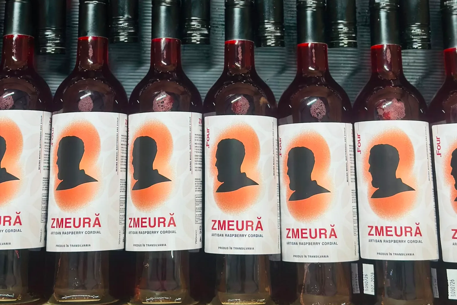 Rânduri de sticle .Four Zmeură, cu eticheta la vedere, în atelier